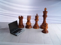 giant_chess_and_laptop_02