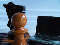giant_chess_and_laptop_08