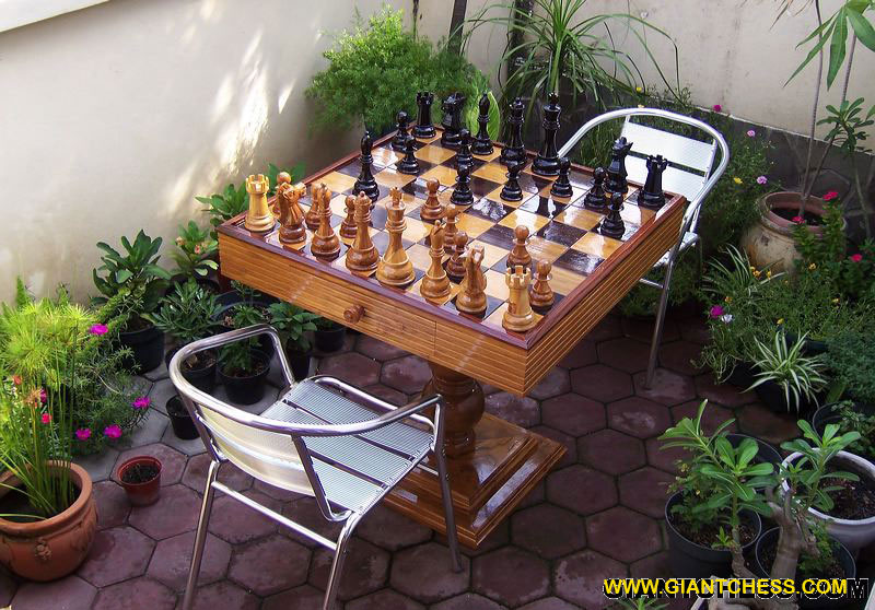 wooden_chess_and_table.jpg