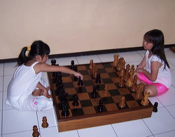 children_play_chess_01