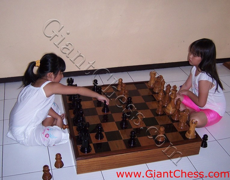children_play_chess_01.jpg