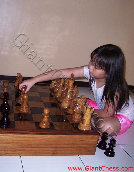 children_play_chess_02.jpg