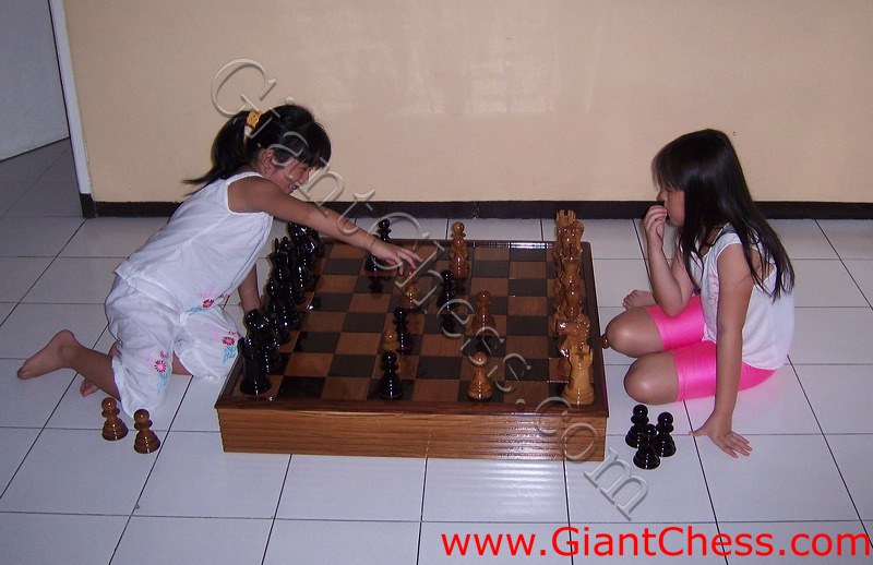 children_play_chess_04.jpg