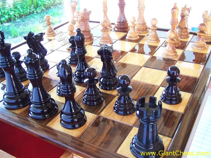 wooden_chess_table_05.jpg