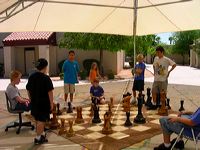 children_paly_giant_chess