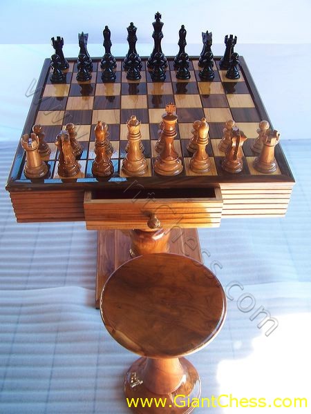 wooden_chess_table_01.jpg